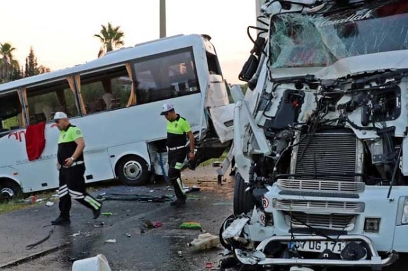 Rus turistleri taşıyan otobüs kaza yaptı: 15 yaralı Rus turistleri taşıyan otobüs kaza yaptı: 15 yaralı